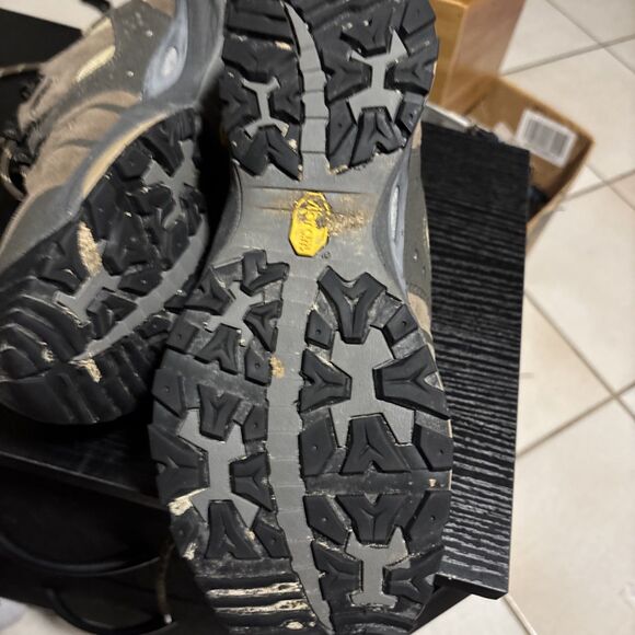 Athletic_Shoes